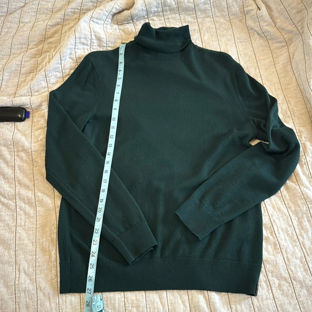 Banana republic kevin love turtle neck size medium